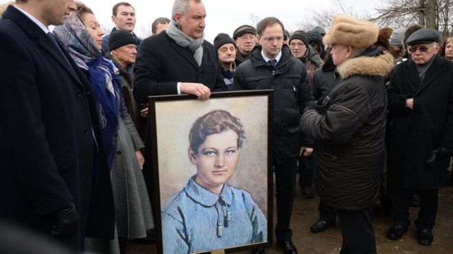 Вице-премьер РФ, председатель попечительского совета Российского военно-исторического общества Дмитрий Рогозин и министр культуры РФ Владимир Мединский с портретом Космодемьянской