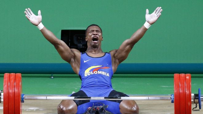 El levantador de pesas colombiano Óscar Figueroa Mosquera celebra la medalla de oro conquistada en Río