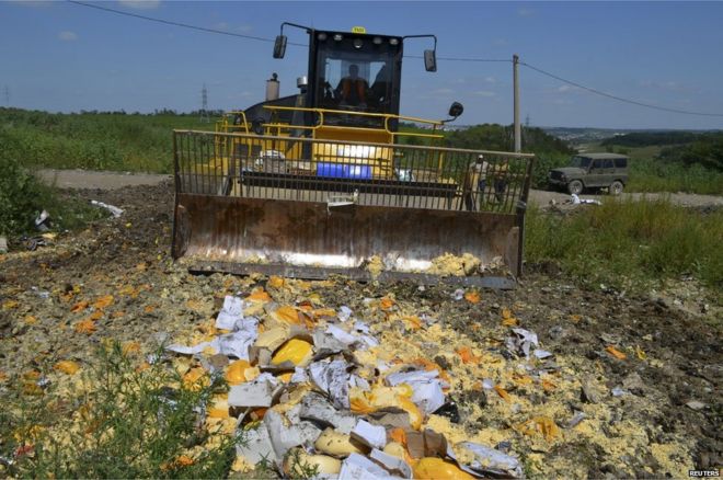 Russian bulldozer destroying packs of banned food in Belgorod, 6 Aug 15