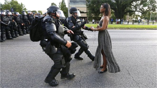 La femme derrière cette photographie, désormais célèbre, est Iesha Evans.
