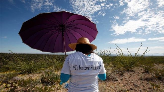 Mulher busca por corpos de mulheres desaparecidas nos arredores de Ciudad Juárez