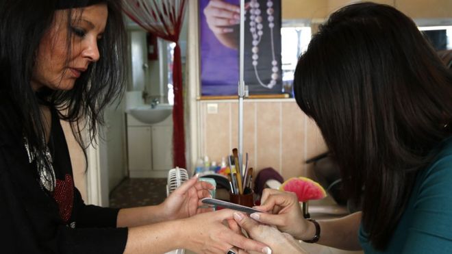 Nhiều người Việt làm nghề móng chân móng tay ở Anh
