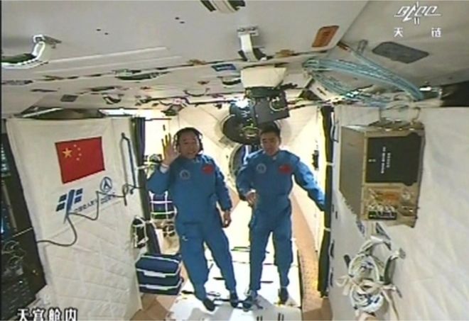 تلویزیون دولتی چین صبح چهارشنبه تصاویر زنده ویدئویی از پهلوگیری و ورود فضانوردان به ایستگاه را نشان داد