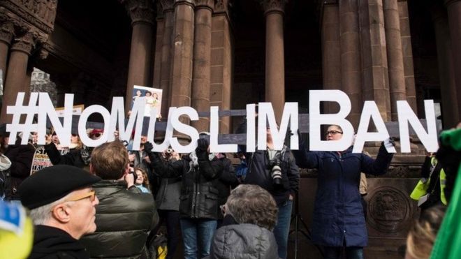 Manifestantes sostienen letras que forman la frase "No a la prohibición de musulmanes", en Boston, Massachusetts.