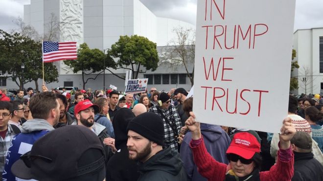 Người biểu tình ủng hộ Tổng thống Donald Trump ở Berkeley hôm 4/3/2017