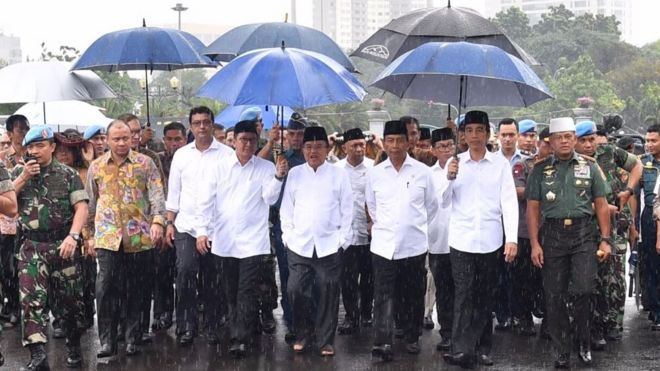 Hasil gambar untuk payung biru jokowi