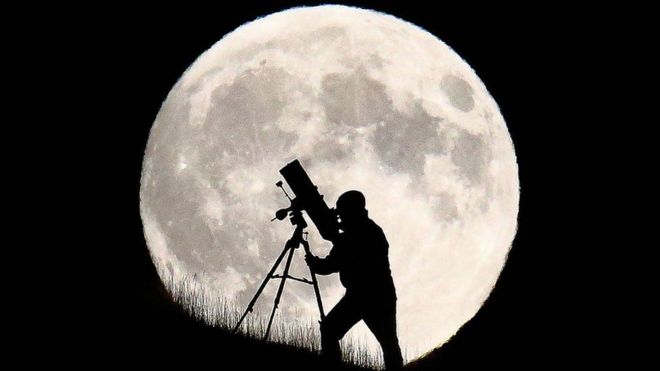 La Luna y un hombre con telescopio.