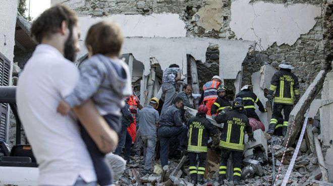 Habitantes de Accumoli ven sus casas destruidas