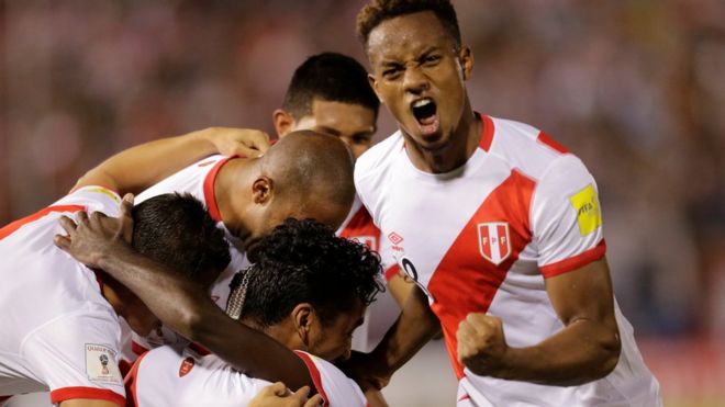 Jugadores peruanos celebran la victoria