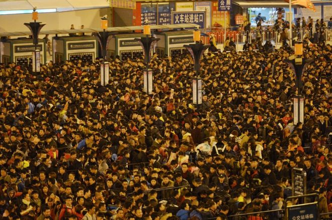 Passengers wait to enter a railway station after trains were delayed due to bad weather in southern China in Guangzhou, Guangdong province, 1 February 2016