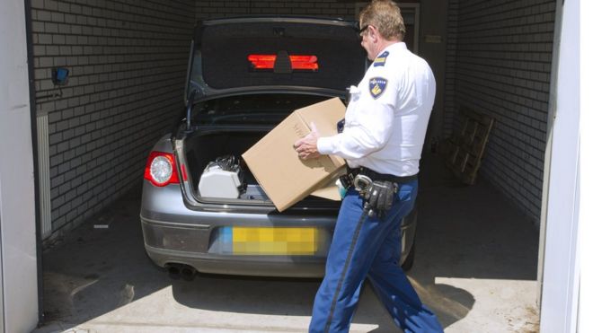 Police officers removing goods from the diamond exchange in Amsterdam during a national raid in May 2013