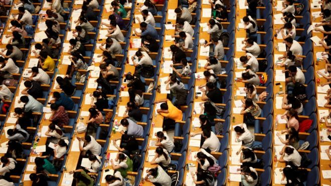 Estudiantes durante un examen de admisión en la ciudad de Jinan.