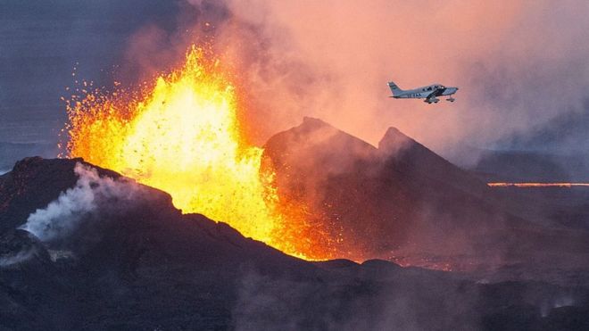 Avião sobrevoa vulcão em erupção na Islândia