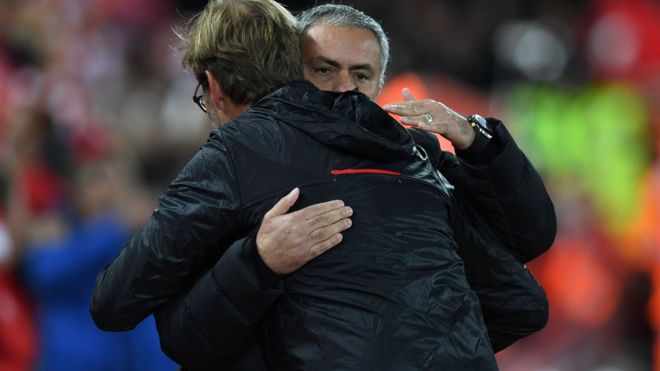 Huấn luyện viên Jurgen Klopp của Liverpool và Jose Mourinho của Manchester United trước trận ở Liverpool hôm 17/10