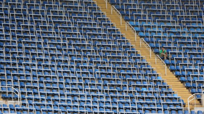 Espectador em partida de futebol feminino entre Suécia e África do Sul, no Estádio Nilton Santos