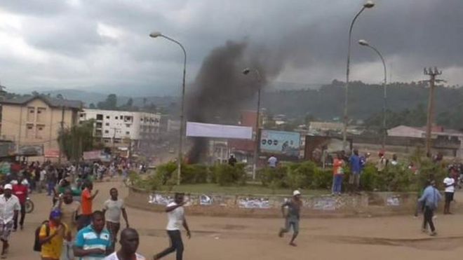 Une violente manifestation contre la domination du français sur l'anglais, mardi 22 novembre 2016, à Bamenda