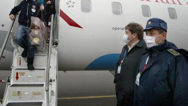 Men in Donetsk wearing masks during the 2009 swine flu outbreak