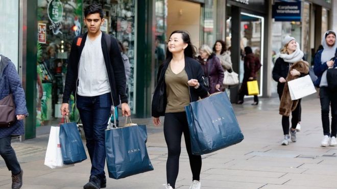 ارتفاع أسعار الملابس والوقود يدفع التضخم في بريطانيا لأعلى مستوياته منذ عامين