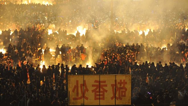 Peregrinos queman ofrendas cerca del templo budista de Guiyuan, en Wuhan, provincia de Hubei.