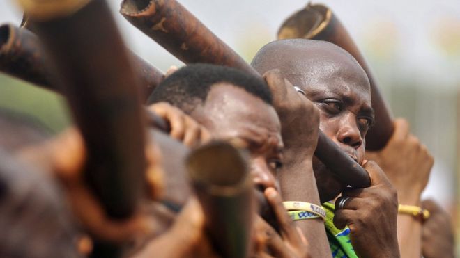 இந்த இசைக்கொம்பு கலைஞர்கள் புதிய அதிபருக்கு மதிப்பு கொடுக்கும் வகையில் தங்களுடைய இசைக்கொம்பை ஊதுகின்றனர்.