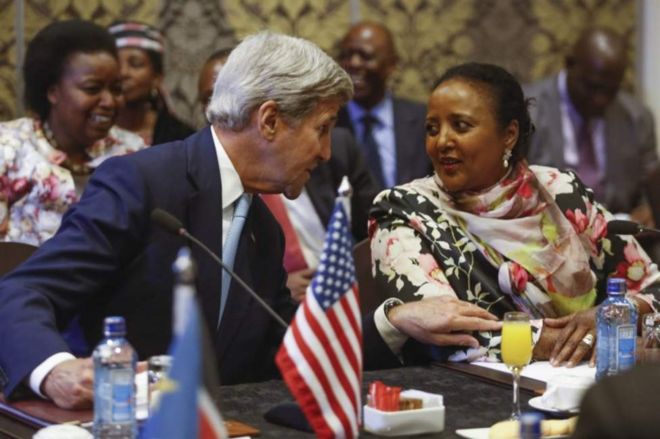 Waziri wa maswala ya kigeni nchini Marekani John Kerry akiwa namwenzake wa Kenya Amina Mohamed
