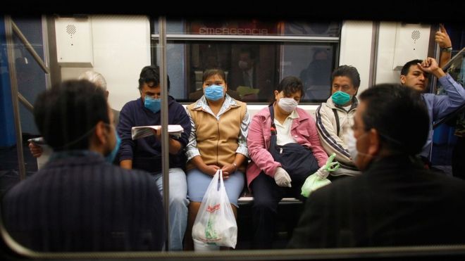 Gente con tapabocas durante la gripe H1N1 en Ciudad de México.