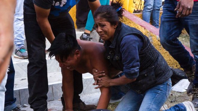 Un hombre y una mujer lloran en el lugar del siniestro.