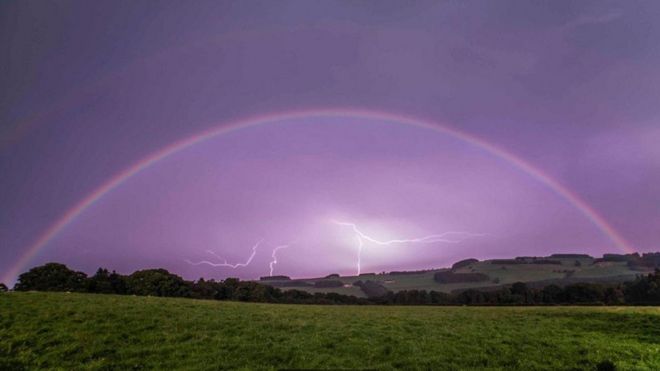 Imagem de arco-íris lunar captada por Ian Glendinning em Northumberland, no norte da Inglaterra