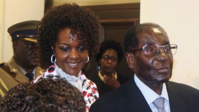 President Robert Mugabe and his wife Grace arrive to chair Zanu-PF's Politburo meeting at the party headquarters in Harare, Zimbabwe (15 February 2017)
