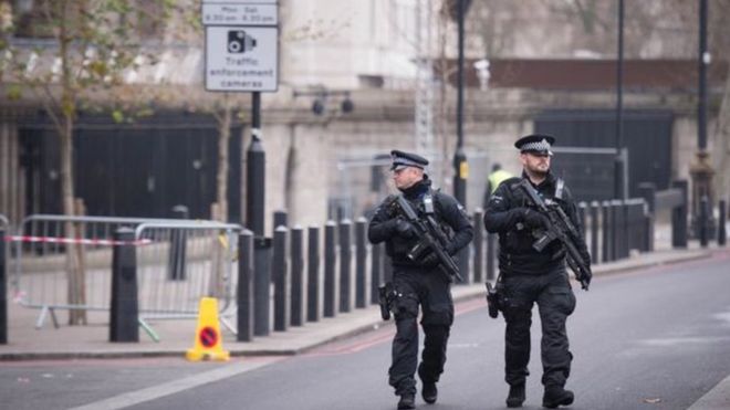 Cảnh sát vũ trang tuần tra tại London trước đêm Giao thừa