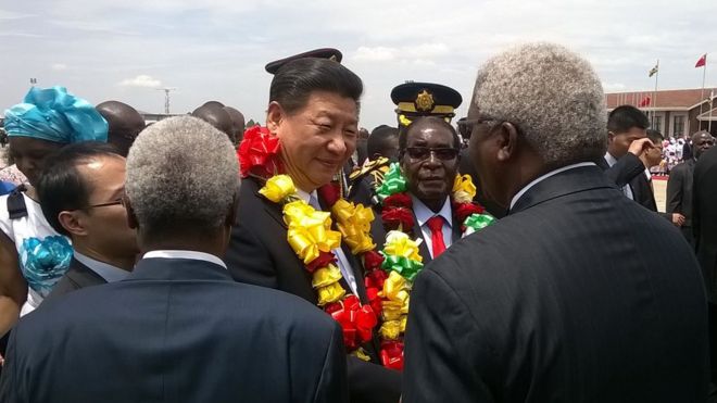 Mr Xi welcomed in Harare by Mr Mugabe