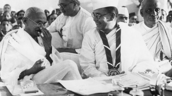 Subhash Chandra Bose (R) with Mahatma Gandhi in 1938