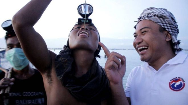 Eating sea worms in Bau Nyale Festival. Image: BBC/Rahmat Andi