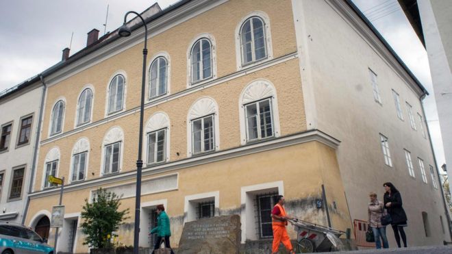 Una piedra marca la casa de Braunau Am Inn donde nació Adolfo Hitler.