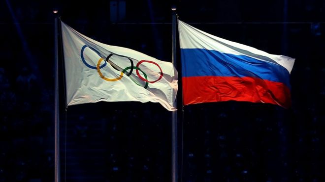 Bandera rusa y bandera de los Juegos Olímpicos