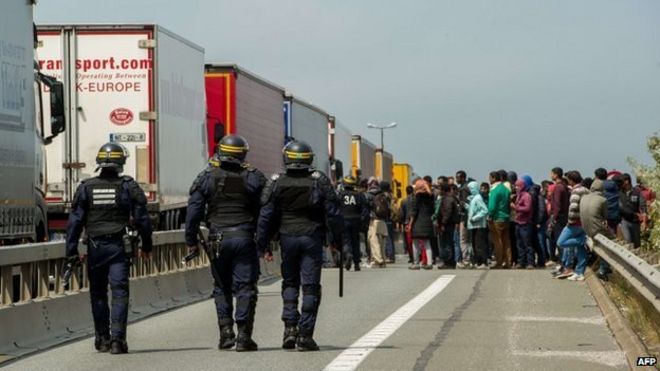 Calais : de la jungle au chaos dans france _83972945_027749625-2
