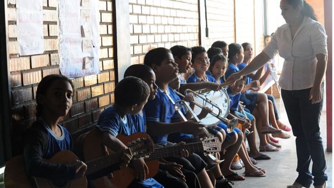 Crianças em aula de música em escola de Brasília