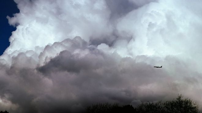 Avión viajando entre nubes