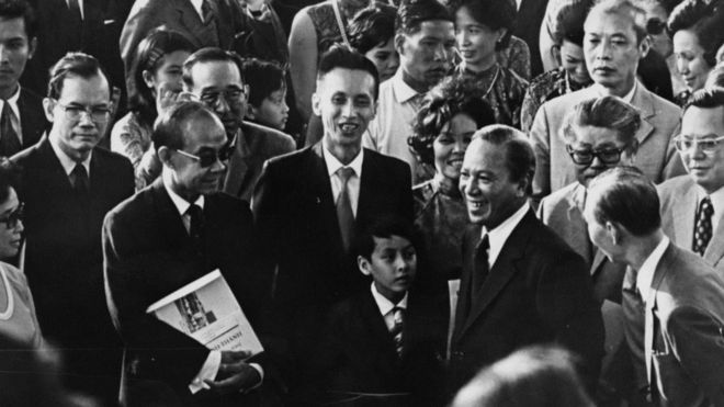 Tổng thống Nguyễn Văn Thiệu trong lễ khai trương một bệnh viện ở Sài Gòn