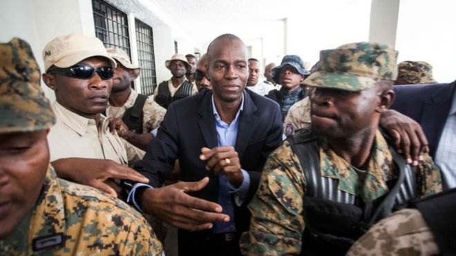 Un grupo de militares escolta al presidente electo de Haití Jovenel Moïse de la Fiscalía el 25 de enero.