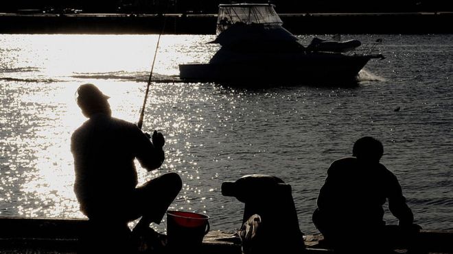 西澳港口渔民在垂钓