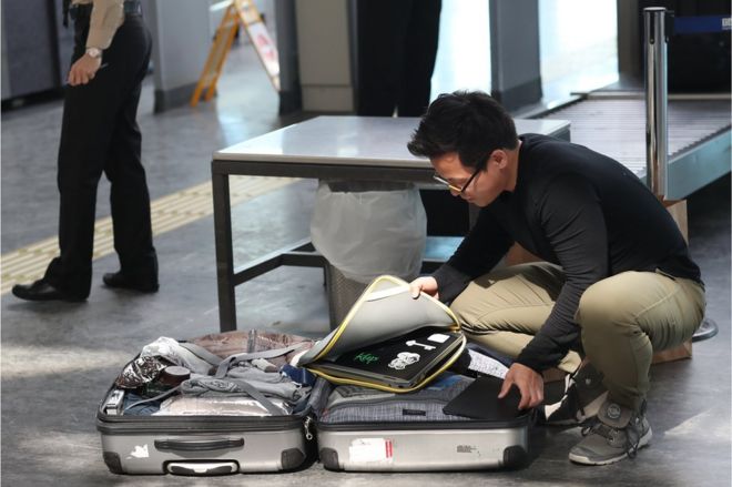 Hombre mete en la maleta su lapton en el Aeropuerto Internacional de Atatürk, de Estambul, Turquía.