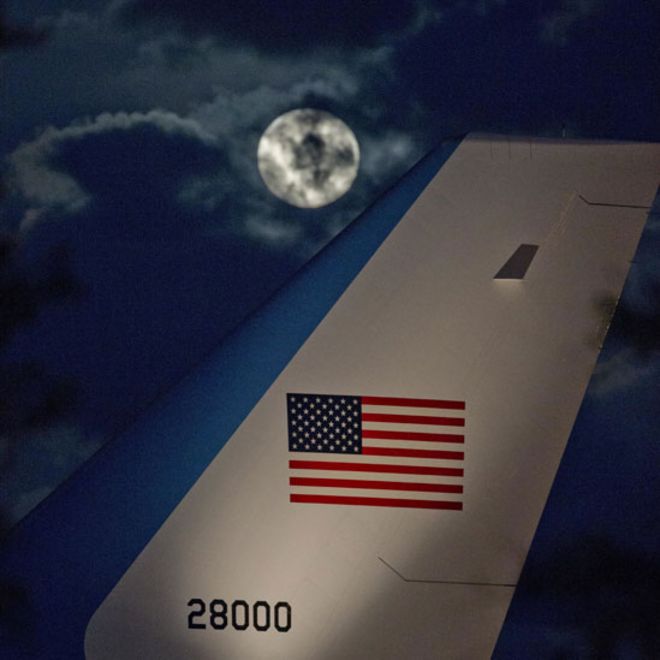 La luna entre nubes junto a la cola del avión presidencial de EE.UU.