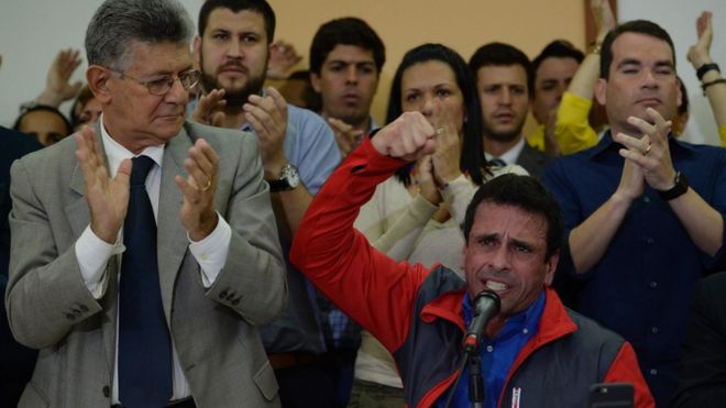 Henrique Capriles y Henry Ramos Allup (izquierda)