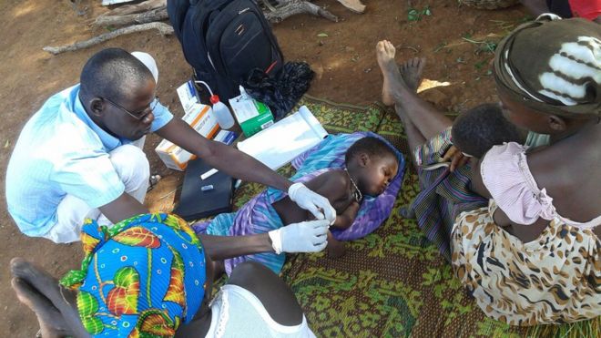 Nurses diagnosing malaria fevers in children in Burkina