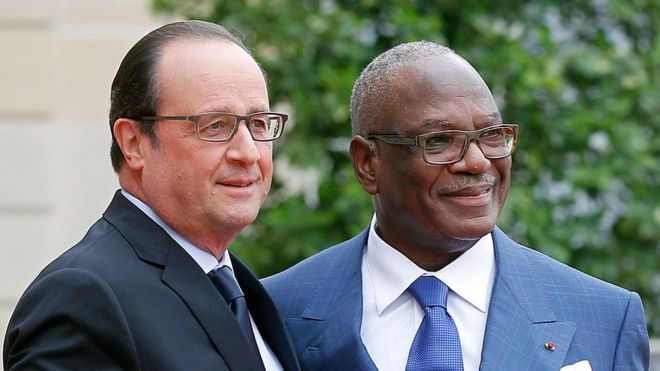Les présidents Hollande (G) et Keita (D)