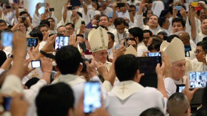 كيف تغيرت المسيحية بفضل الهواتف الذكية ومواقع التواصل الإجتماعي؟