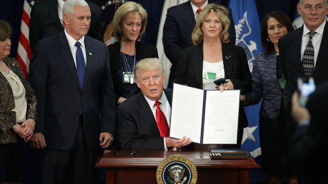 Donald Trump al momento de firmar la orden ejecutiva sobre la construcción del muro en la frontera de México.