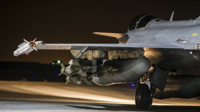 A French fighter jet is seen on the runway at an undisclosed location (17 November 2015)