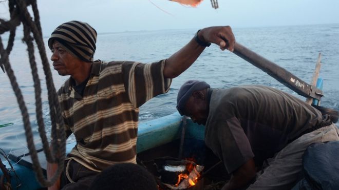 Pescadores en altamar escucharon un llanto de bebé, lo que encontraron fue increíble - Imagen 1